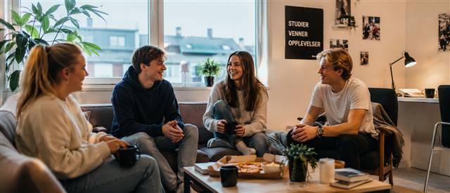 Studenter i sofaen, koser seg sammen